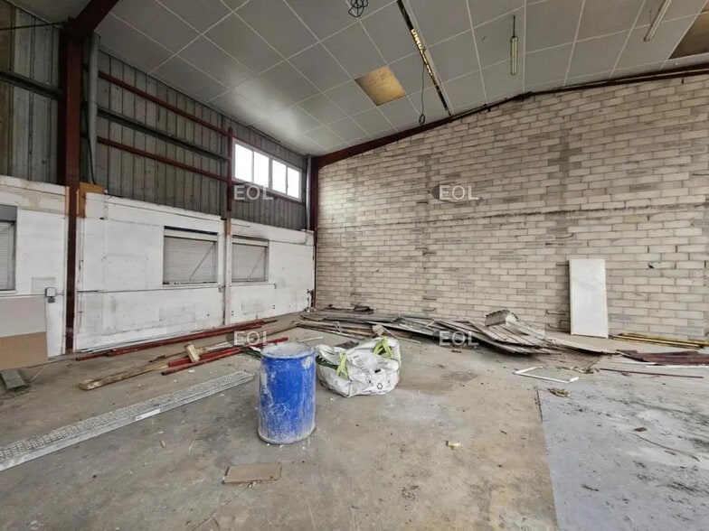 Flex in Crosne for lease - Interior Photo - Image 3 of 6