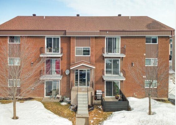 433 Rue Thibodeau, Saint-jean-sur-richelieu, QC for sale Primary Photo- Image 1 of 1