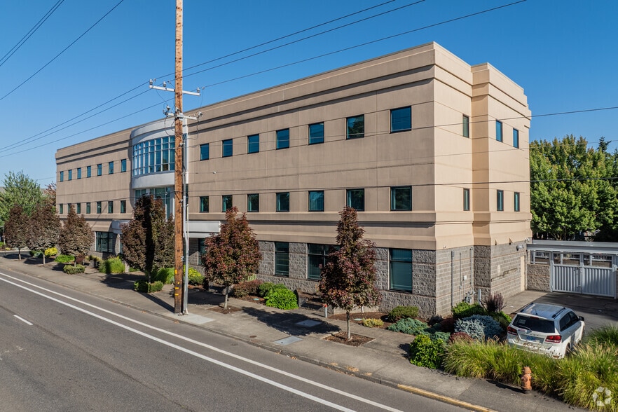 10535 NE Glisan St, Portland, OR for lease - Primary Photo - Image 1 of 4