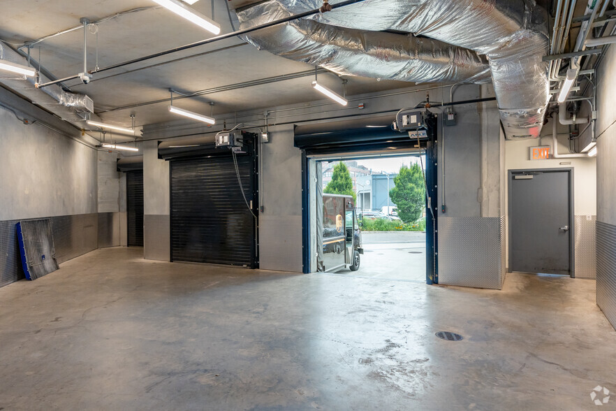 Brooklyn Navy Yard - Building 77, Brooklyn, NY for lease - Interior Photo - Image 2 of 10