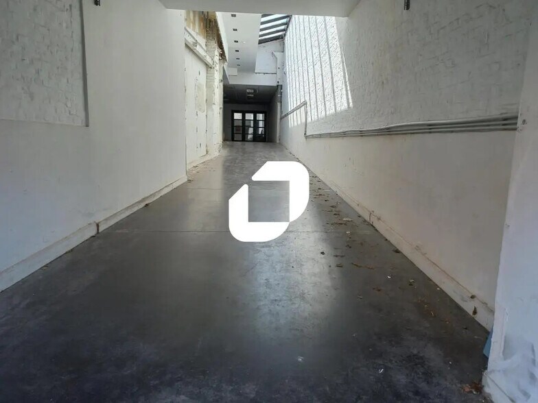 Office in Croix for lease - Interior Photo - Image 2 of 16