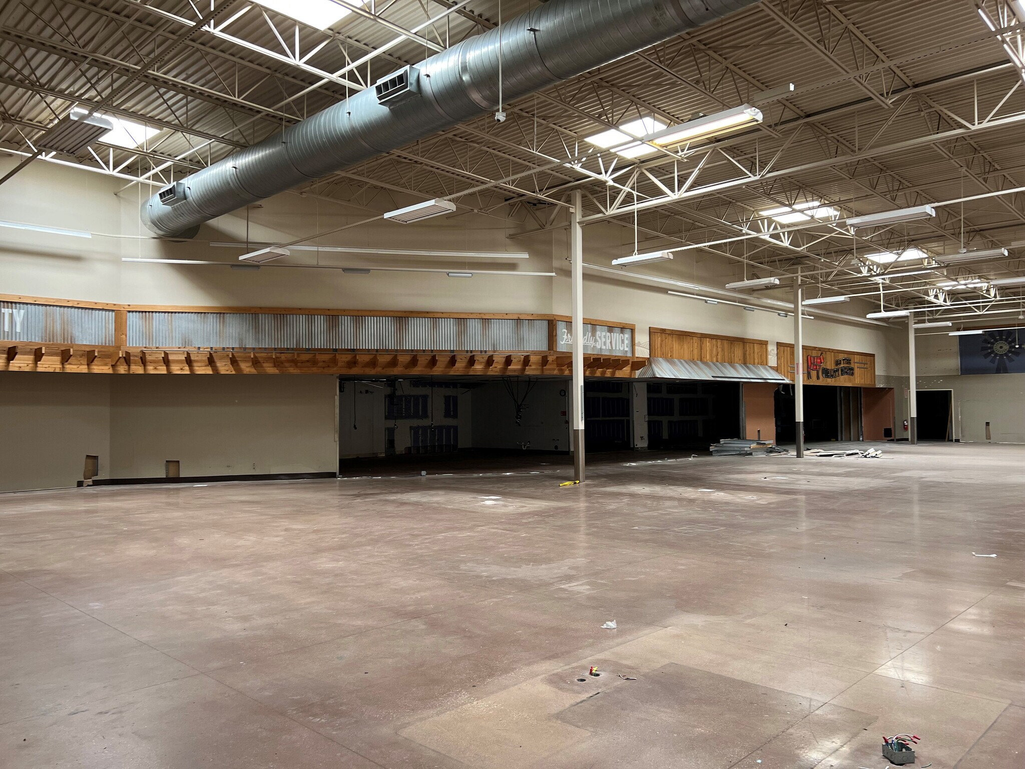 7728 E Central Ave, Wichita, KS 67206 Piccadilly Square