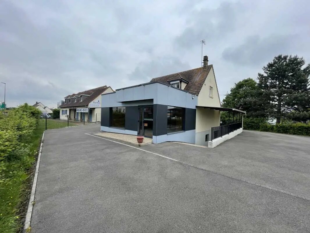 Flex in Beauvais for lease Building Photo- Image 1 of 6