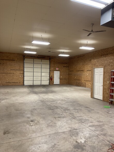 928 N Broadway, Green Bay, WI for lease - Building Photo - Image 3 of 7