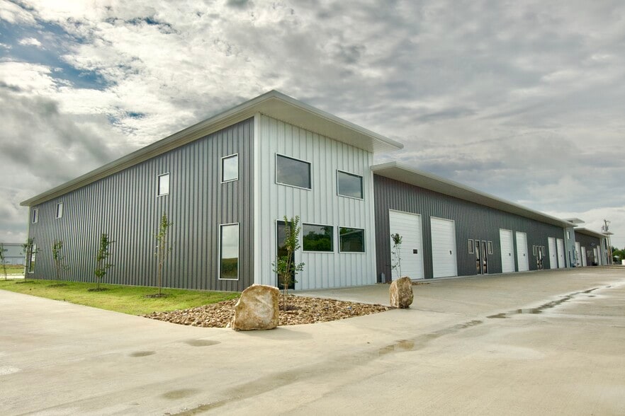 190 Ninety Four Ln, Taylor, TX for sale - Building Photo - Image 3 of 13