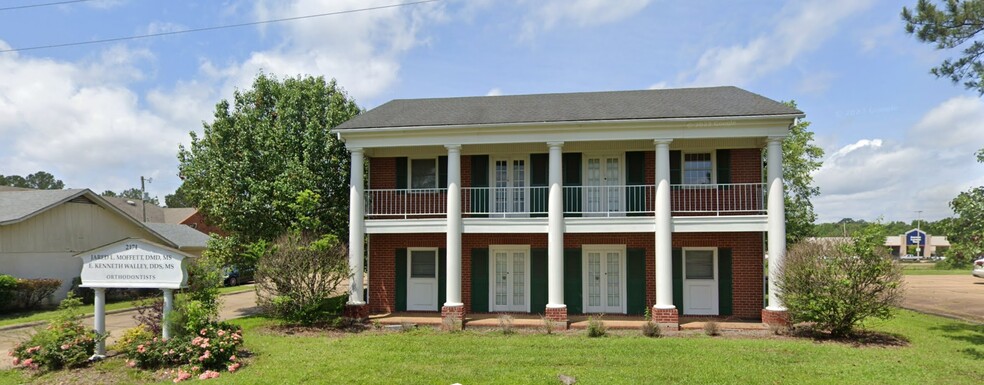 2174 Henry Hill Dr, Jackson, MS for sale - Primary Photo - Image 1 of 5