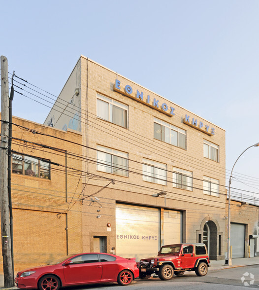 37-10 30th St, Long Island City, NY for lease - Building Photo - Image 2 of 9