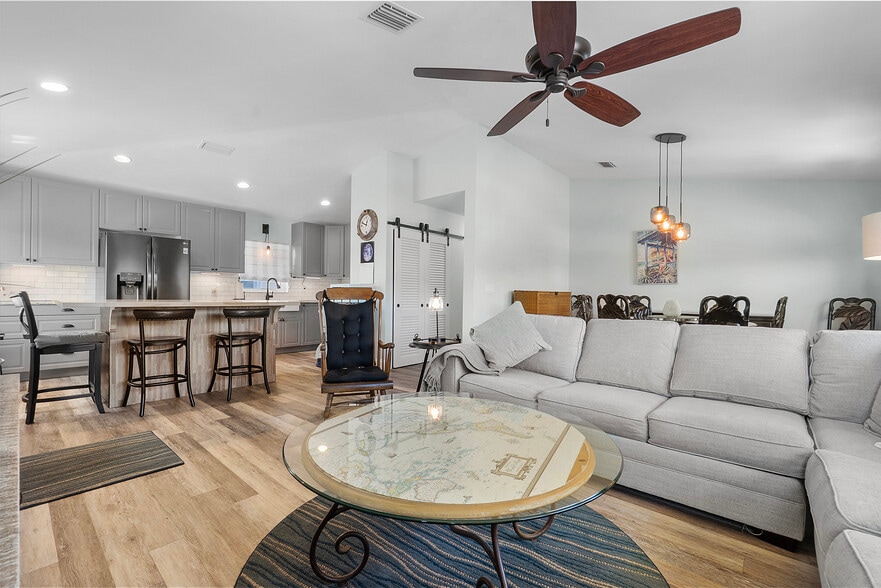 7709 Ridgewood Ave, Cape Canaveral, FL for sale - Interior Photo - Image 2 of 32