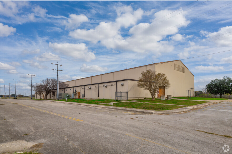 8225 Dave Erwin Dr, San Antonio, TX for lease - Building Photo - Image 3 of 27