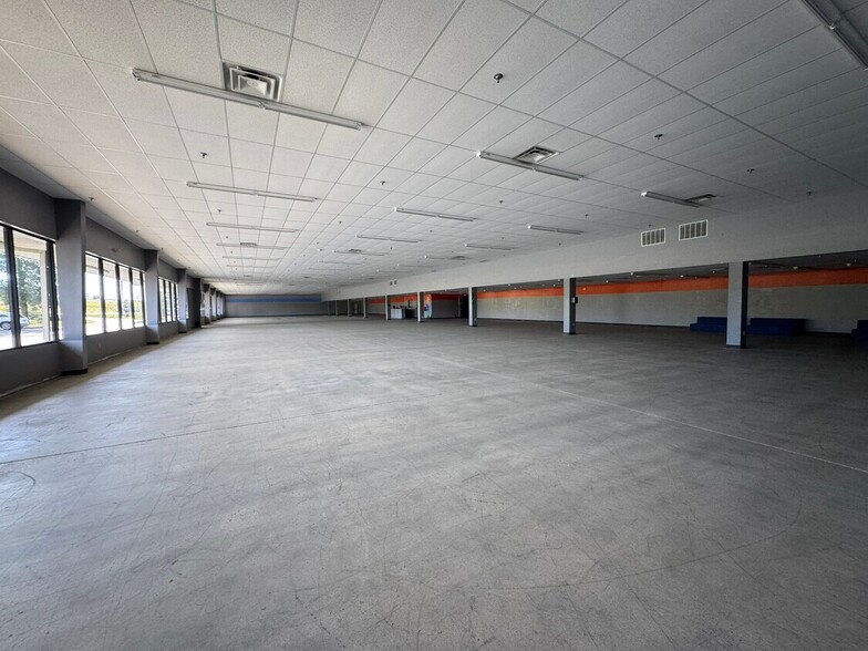 6527 Warden Rd, North Little Rock, AR for lease - Interior Photo - Image 3 of 6