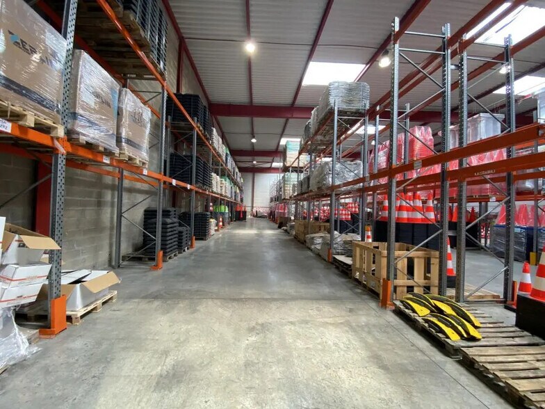 Flex in Combs-la-Ville for lease - Interior Photo - Image 2 of 5