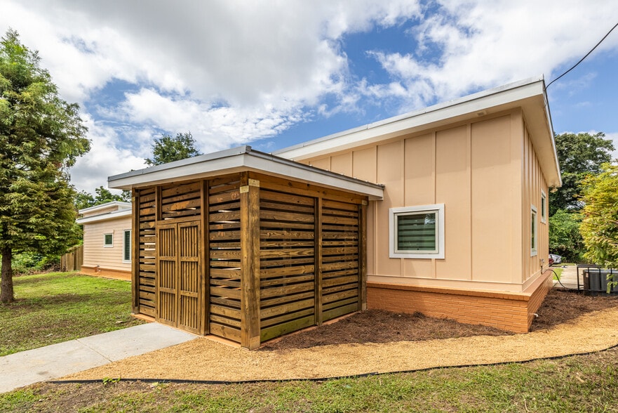 1651 Pryor Rd SW, Atlanta, GA for sale - Primary Photo - Image 1 of 50