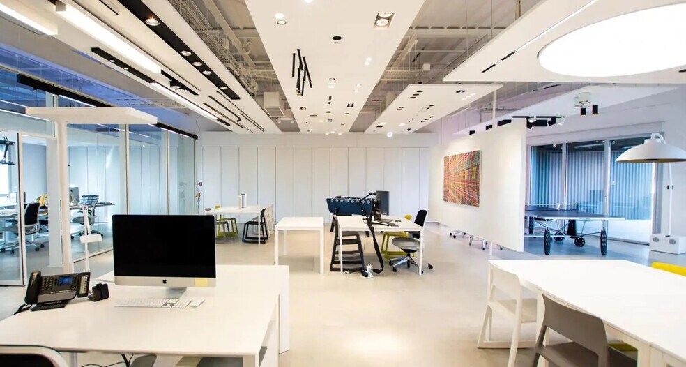 Retail in Nantes for lease - Interior Photo - Image 3 of 7