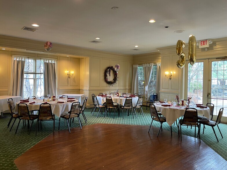 252 Fox Run Ln, East Stroudsburg, PA for sale - Interior Photo - Image 3 of 15