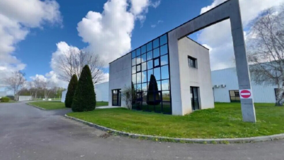 Flex in Miniac-Morvan for lease - Building Photo - Image 3 of 13