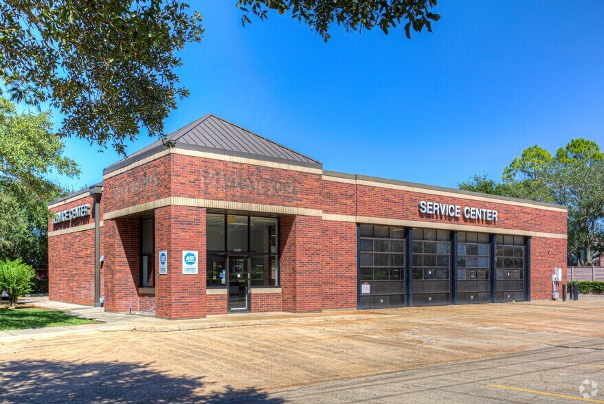 2335 Old Mill Rd, Sugar Land, TX for lease - Exterior Front View - Image 1 of 16