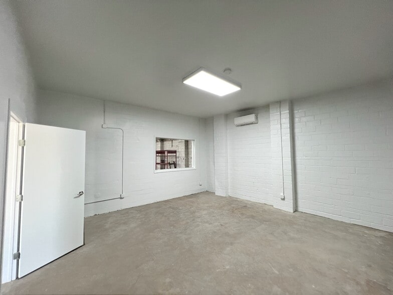 1938 Singleton Blvd, Dallas, TX for lease - Interior Photo - Image 2 of 4