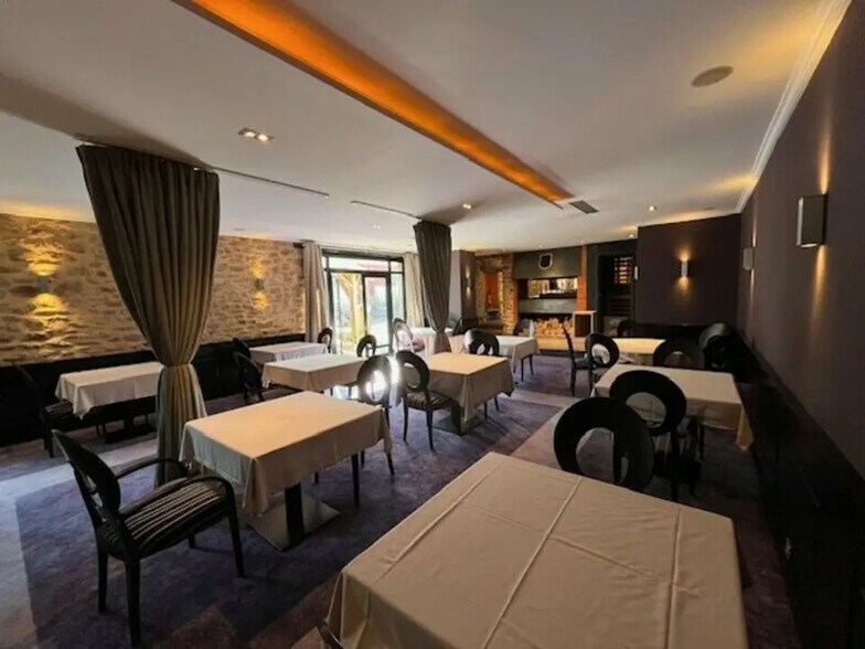 Retail in Vannes for lease - Building Photo - Image 1 of 11