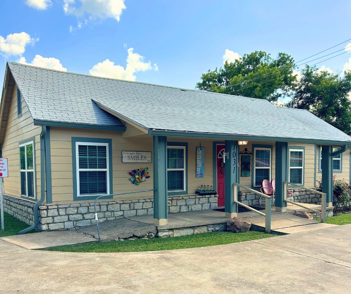 1031 W Pearl St, Granbury, TX for lease - Building Photo - Image 1 of 16