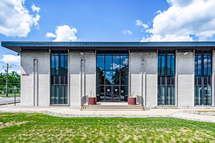 16500 W 12 Mile Rd, Southfield, MI for sale - Building Photo - Image 3 of 32