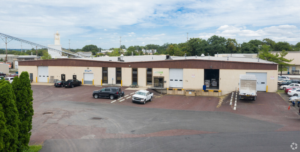 805 W 5th St, Lansdale, PA for lease - Building Photo - Image 1 of 6