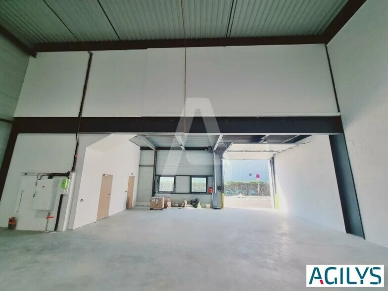 Flex in Corbeil-Essonnes for lease - Interior Photo - Image 1 of 6