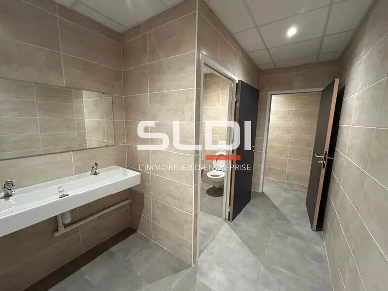 Office in Limonest for lease - Building Photo - Image 3 of 12