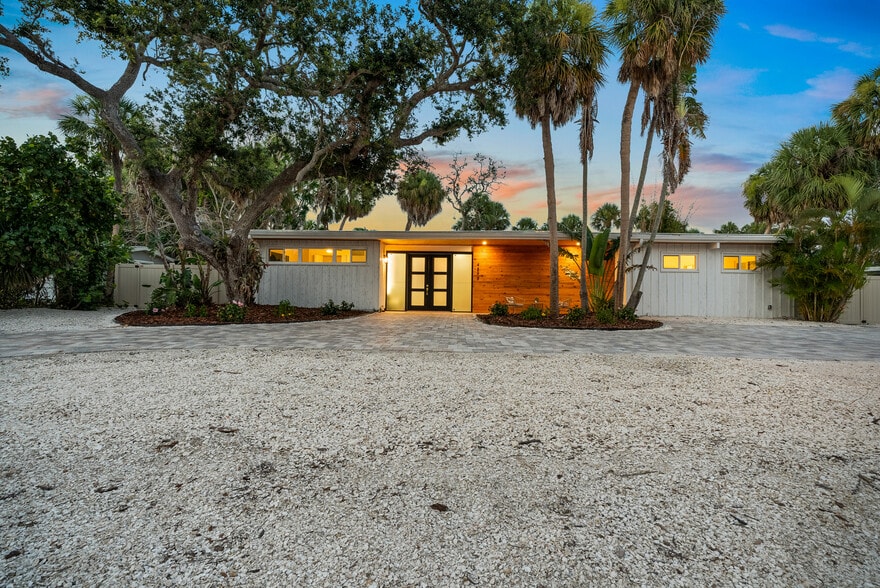 4879 Commonwealth Dr, Siesta Key, FL for sale - Building Photo - Image 2 of 44
