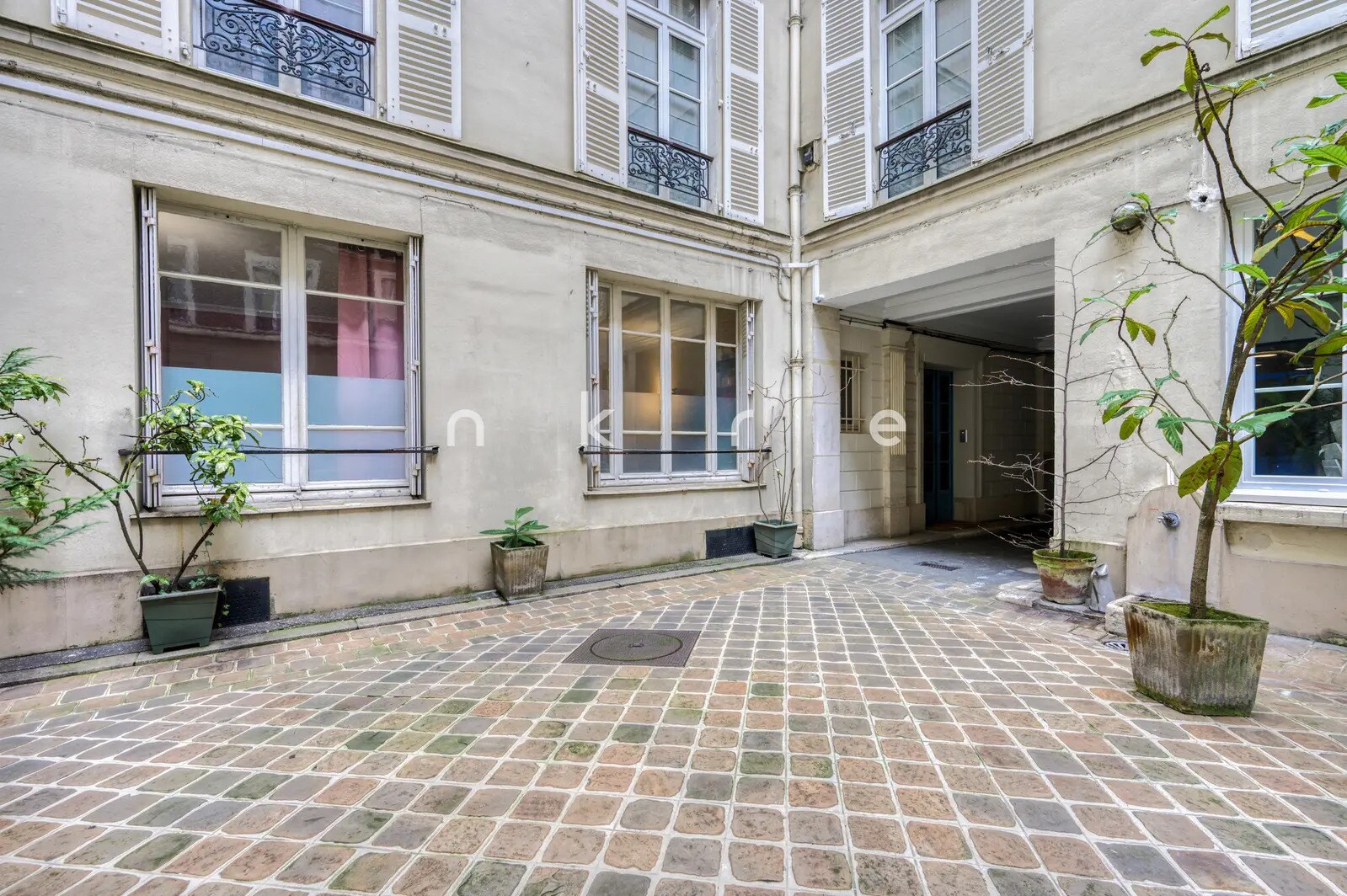 Office in Paris for lease Lobby- Image 1 of 14