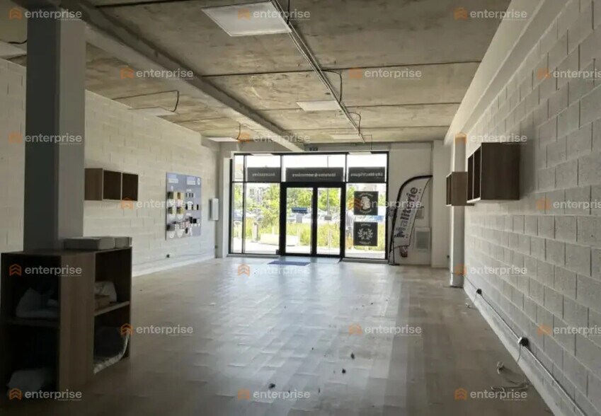 Retail in La Madeleine for lease - Interior Photo - Image 3 of 3