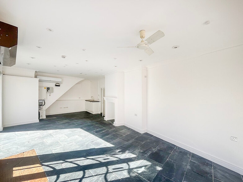 23 Downing St, Farnham for lease - Interior Photo - Image 3 of 7