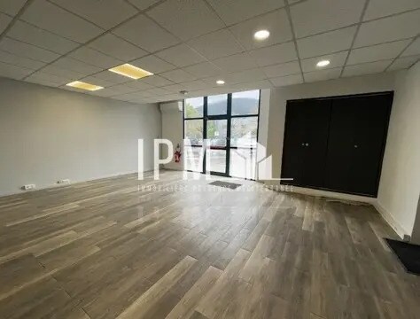 Flex in Aubagne for lease - Interior Photo - Image 1 of 13