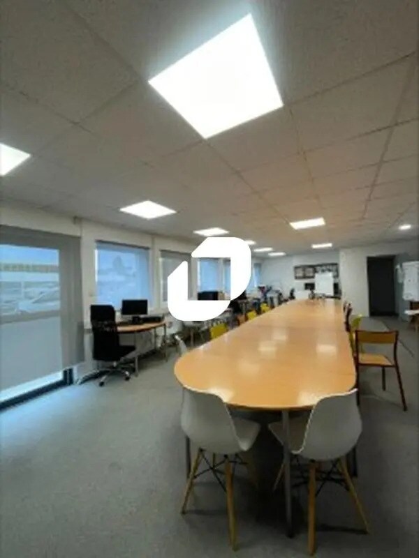 Office in Échirolles for lease Interior Photo- Image 1 of 5