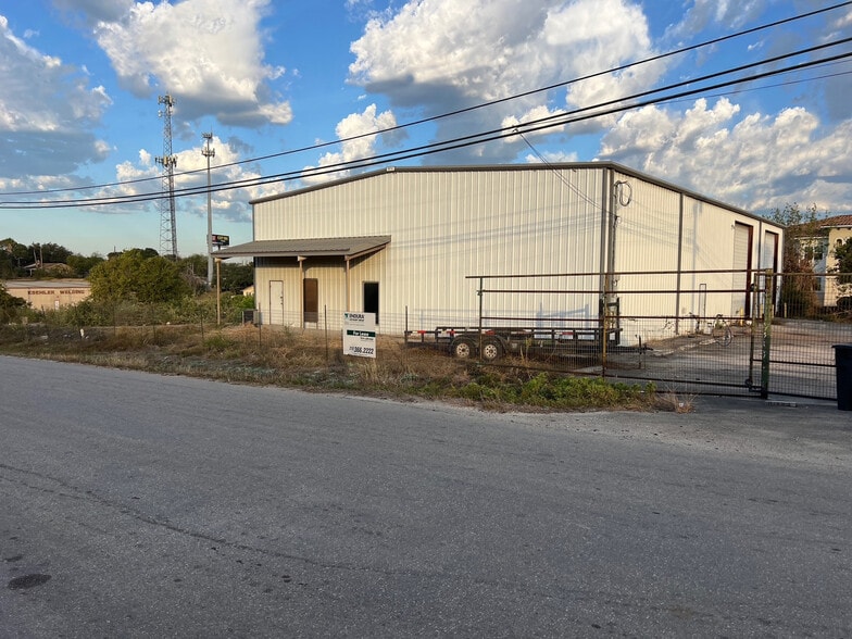 5738 Safari Dr, New Braunfels, TX for lease - Building Photo - Image 1 of 1