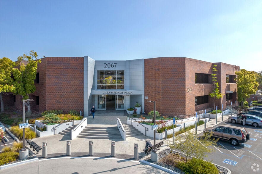 2067 W Vista Way, Vista, CA for lease - Building Photo - Image 3 of 10