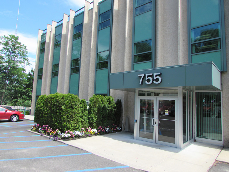 755 New York Ave, Huntington, NY for lease - Building Photo - Image 2 of 7