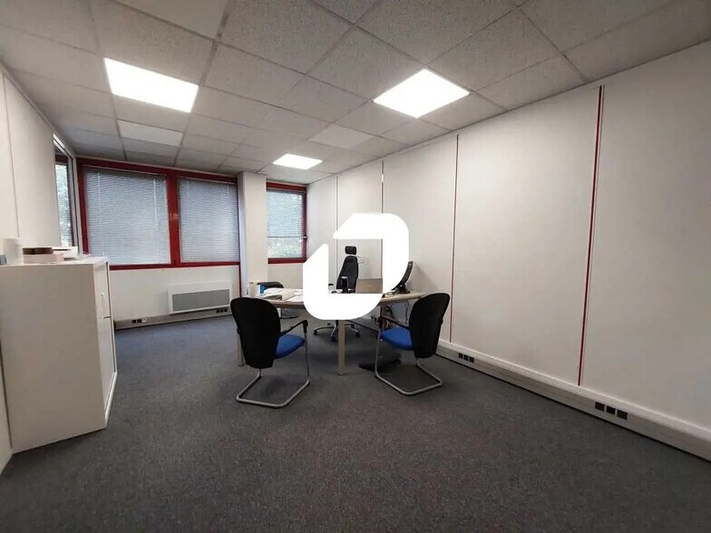 Flex in Trappes for lease - Interior Photo - Image 3 of 8