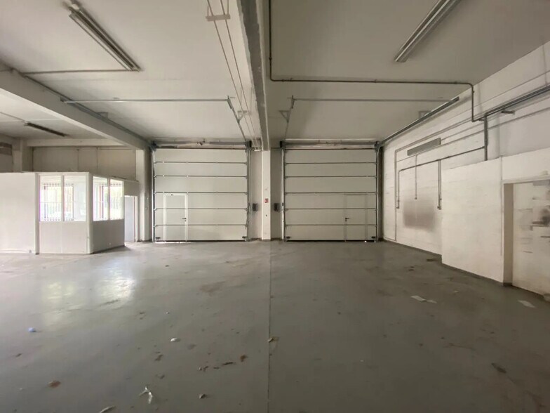 Flex in Marseille for lease - Interior Photo - Image 3 of 16