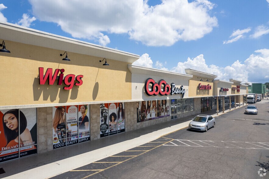 5839-5909 University Blvd W, Jacksonville, FL for lease - Building Photo - Image 2 of 8