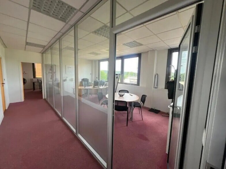 Office in Val-de-Reuil for lease - Interior Photo - Image 2 of 7