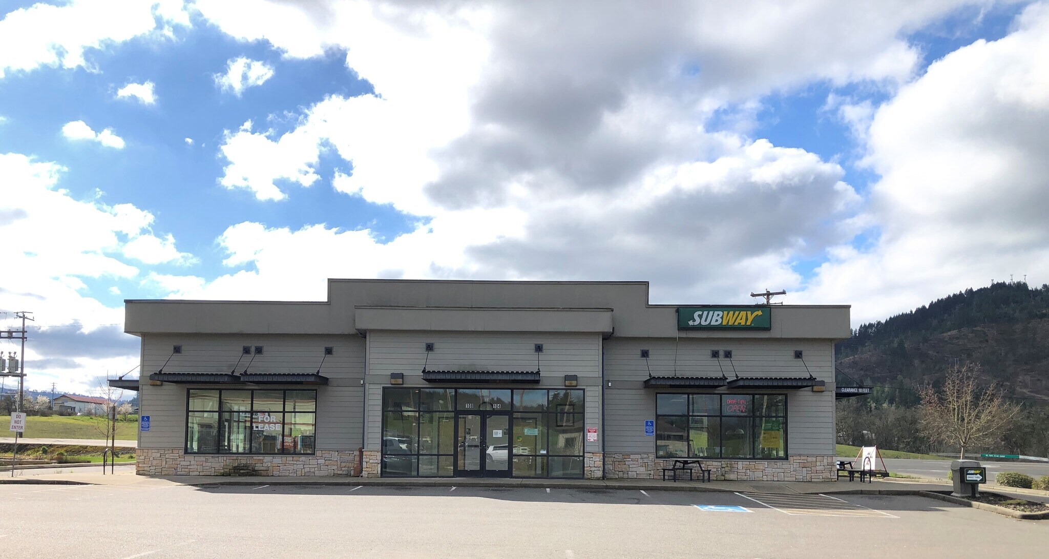 104-108 Clover Leaf Loop, Sutherlin, OR for sale Primary Photo- Image 1 of 1