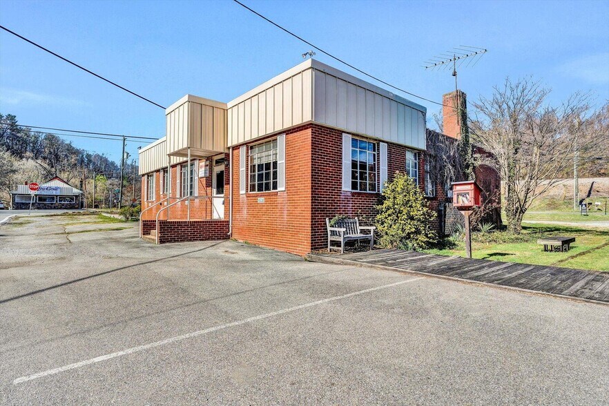 100 Main, Boones Mill, VA 24065 Brick Office / Retail Building