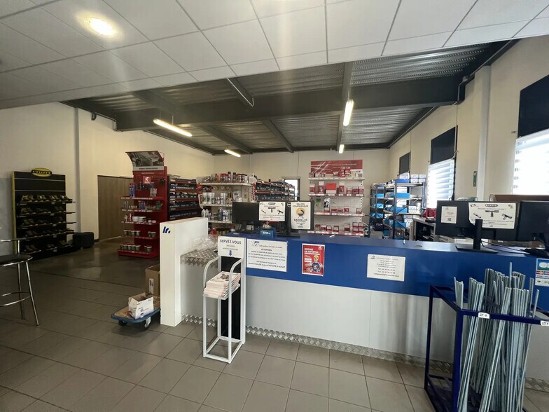 Flex in Villeneuve-la-Garenne for lease - Interior Photo - Image 2 of 6