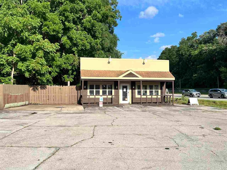 2 Rocky Shore Dr, Iowa City, IA for lease - Building Photo - Image 1 of 15