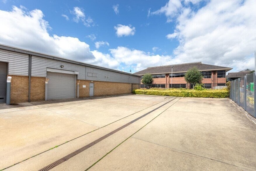 228-229 Berwick Ave, Slough for lease - Building Photo - Image 2 of 6