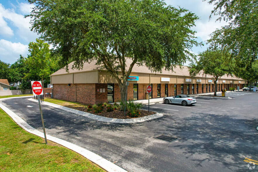 1326 E Lumsden Rd, Brandon, FL for lease - Building Photo - Image 2 of 7