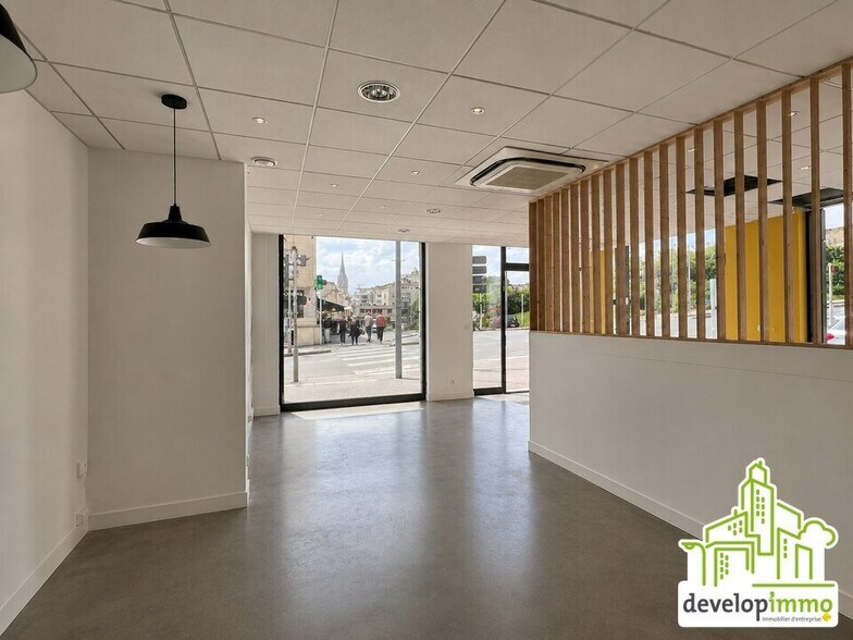 Retail in Caen for lease - Interior Photo - Image 2 of 8