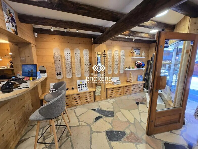 Retail in La Clusaz for lease - Interior Photo - Image 2 of 4