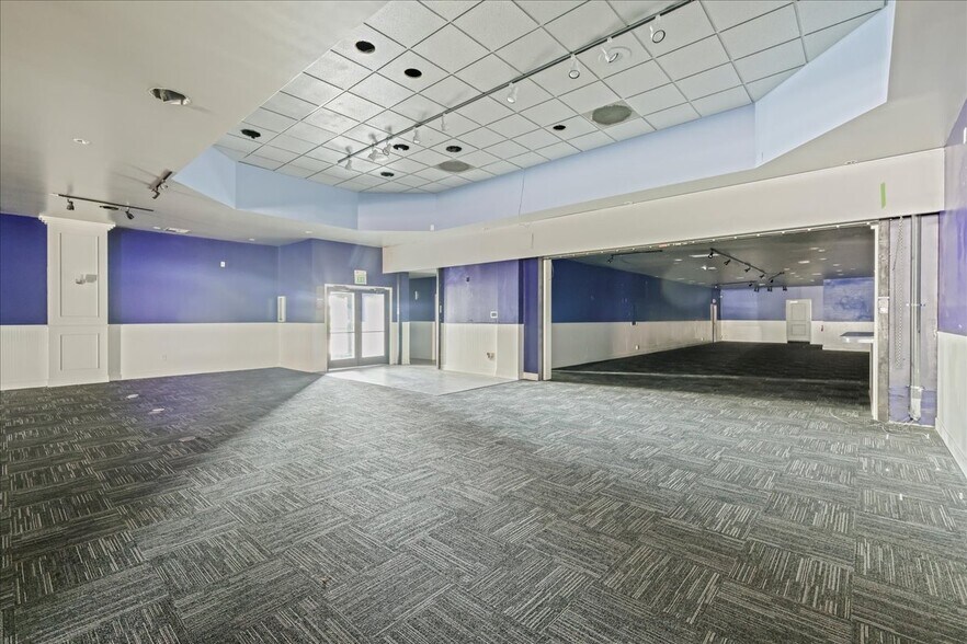 13010 Hwy 99, Everett, WA for sale - Interior Photo - Image 2 of 31