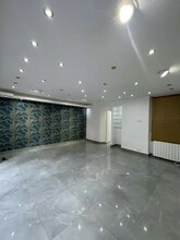 Retail in Levallois-Perret for lease Interior Photo- Image 2 of 2